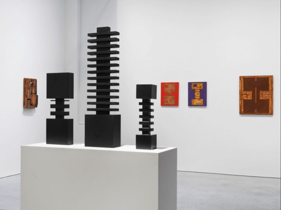 Vista de la exposición, "Elsa Gramcko. La trama invisible de las cosas", Galería James Cohan, Nueva York (2023).