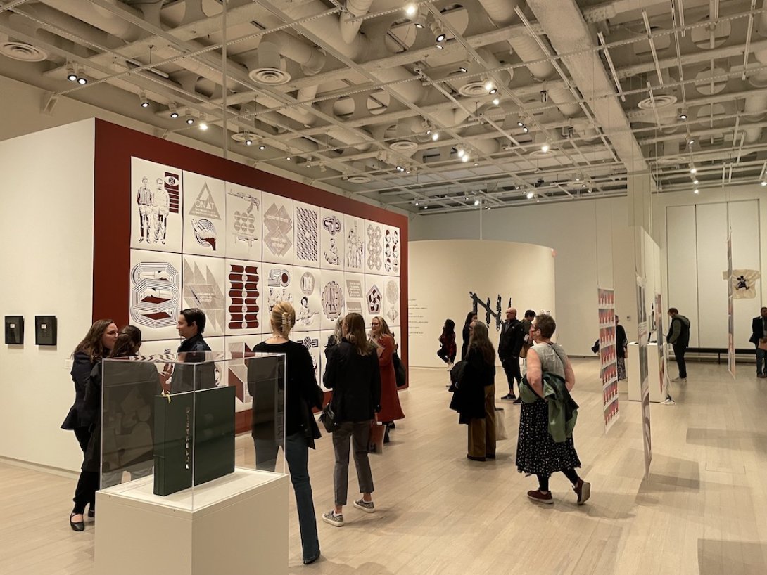 Un mural de Hamlet Lavastida en una exposición de arte político cubano en Nueva York.