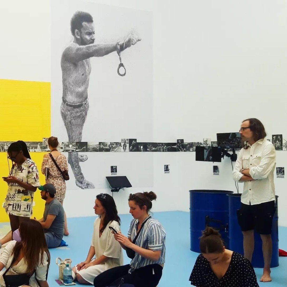 Un dibujo de Maykel Osorbo, realizado por el artista Raychel Carrión, en la exposición de INSTAR en Documenta.