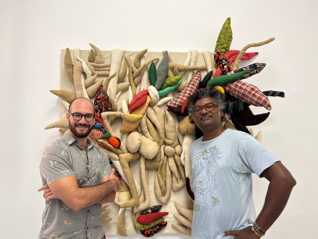 El curador cubano Edgar Ariel junto al artista Elio Rodríguez.