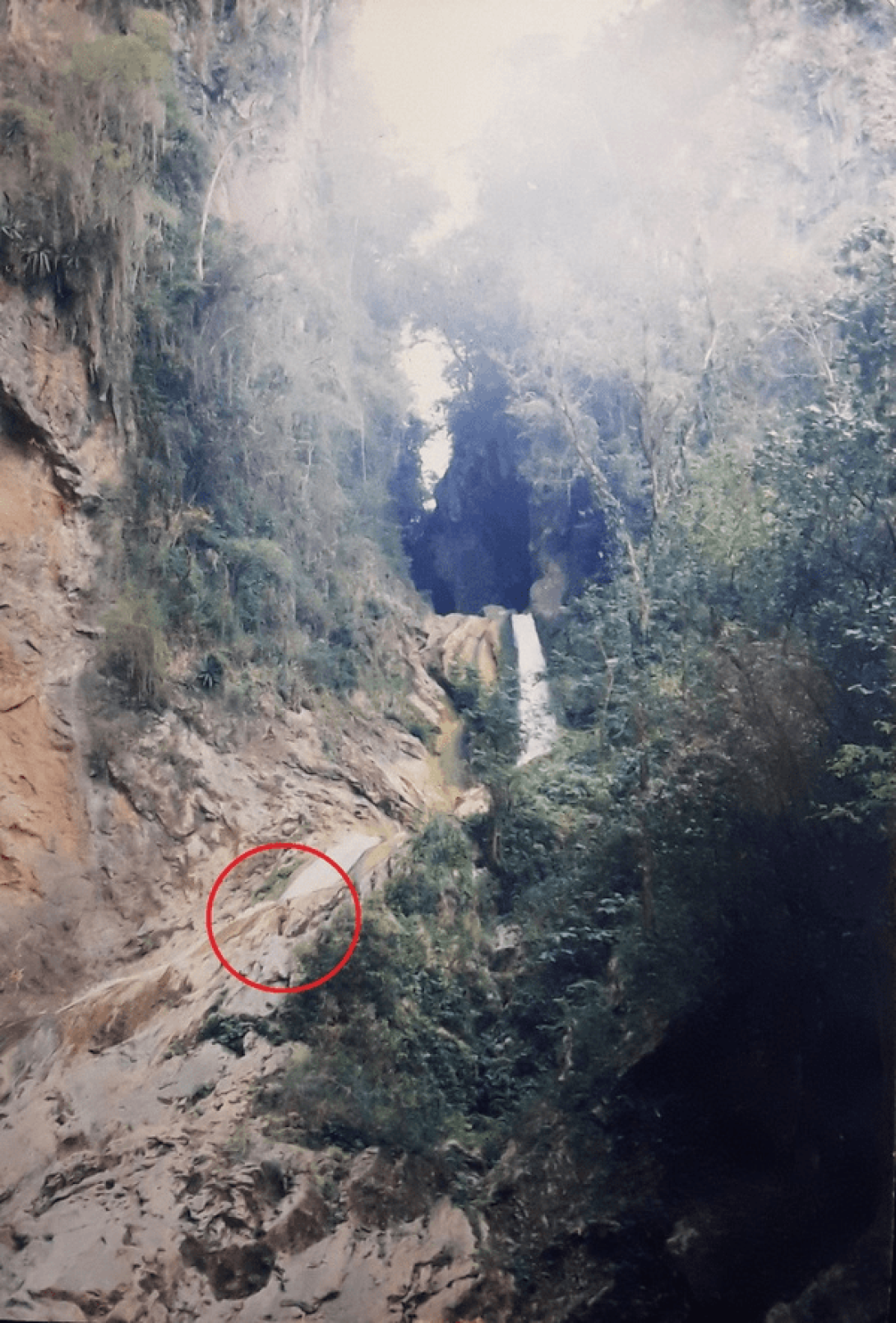 Salto del Caburní: un majestuoso paisaje montañoso.