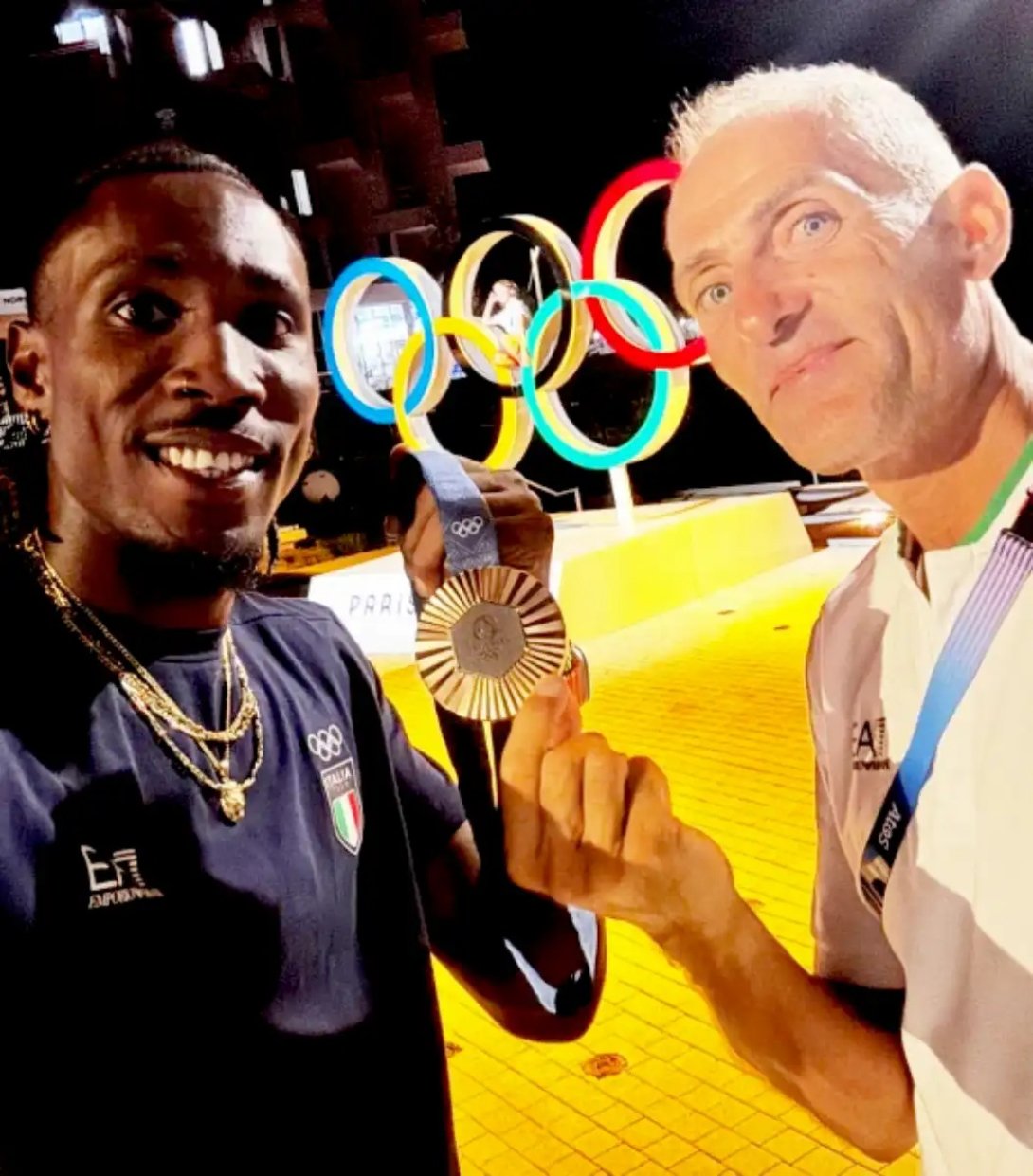 El triplista cubano Andy Díaz y su entrenador Fabrizio Donato en los Juegos Olímpicos de París 2024.