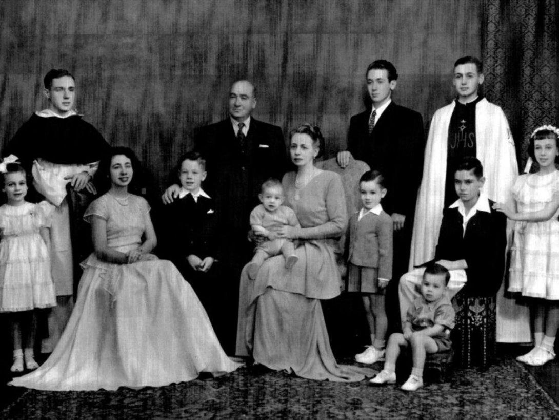 Familia del escritor Gonzalo Celorio (al centro, en el regazo de su madre) en 1948.