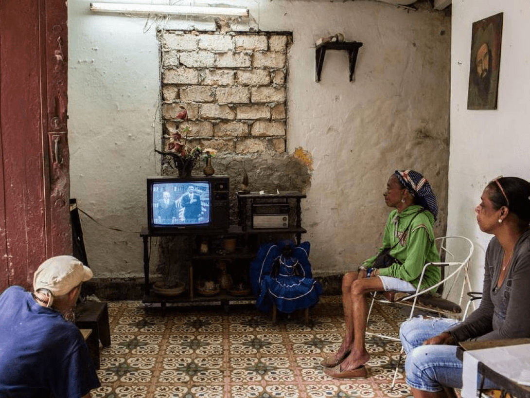 Cubanos viendo la televisión. 