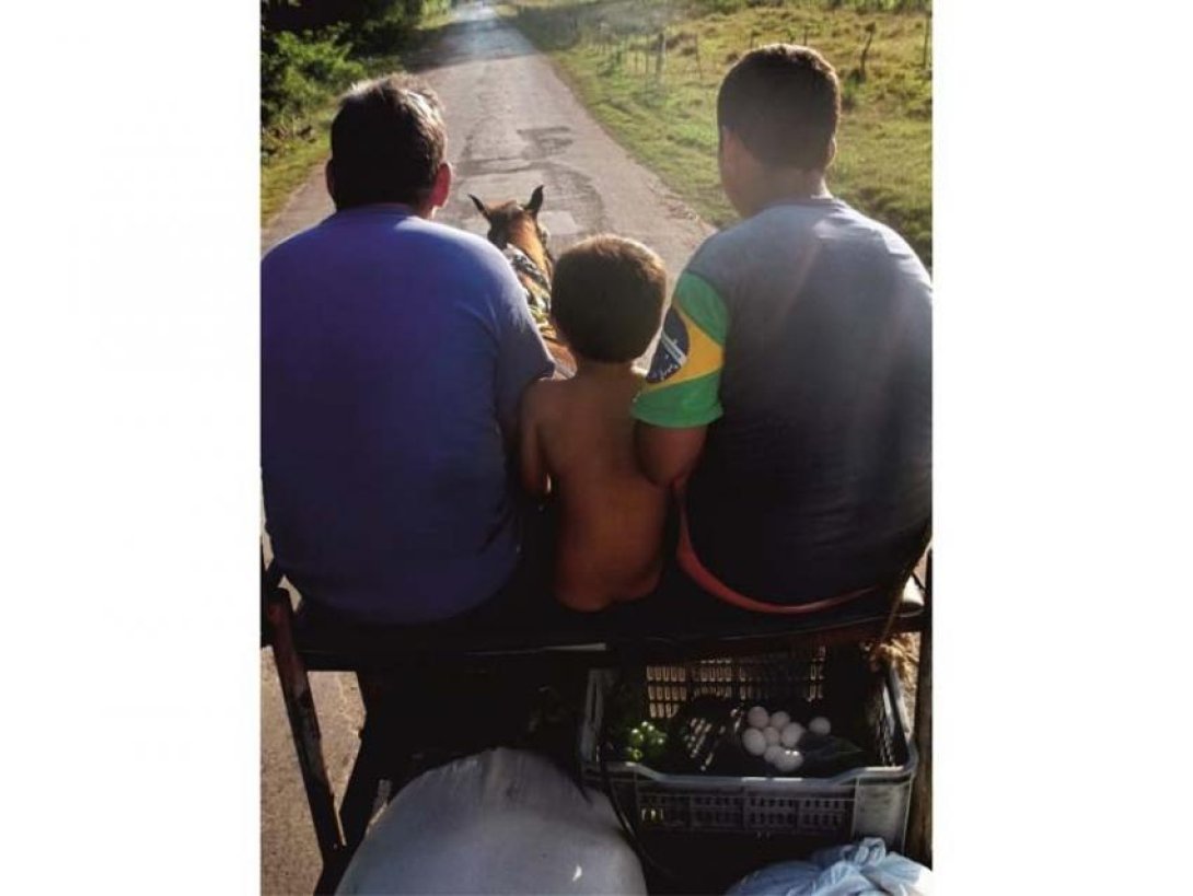 Familia en carretón. Foto: Francis Sánchez