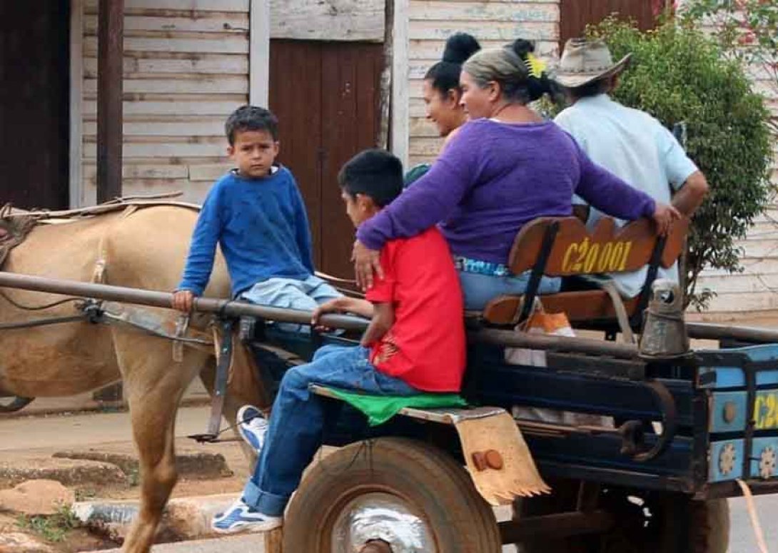 Familia en coche tirado por caballo. Foto: Francis Sánchez