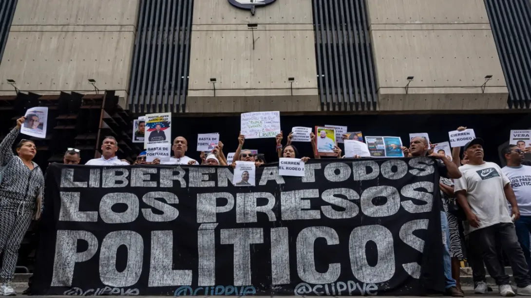 Familiares de los presos políticos venezolanos protestanto frente al Ministerio Público de Caracas (abril de 2026). Foto: EFE.