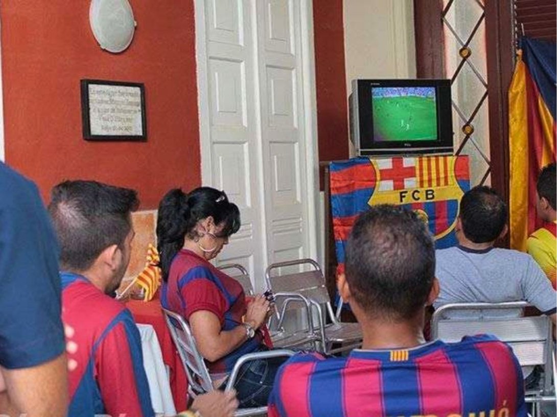 Aficionados cubanos del Barça viendo un partido de fútbol desde la isla.