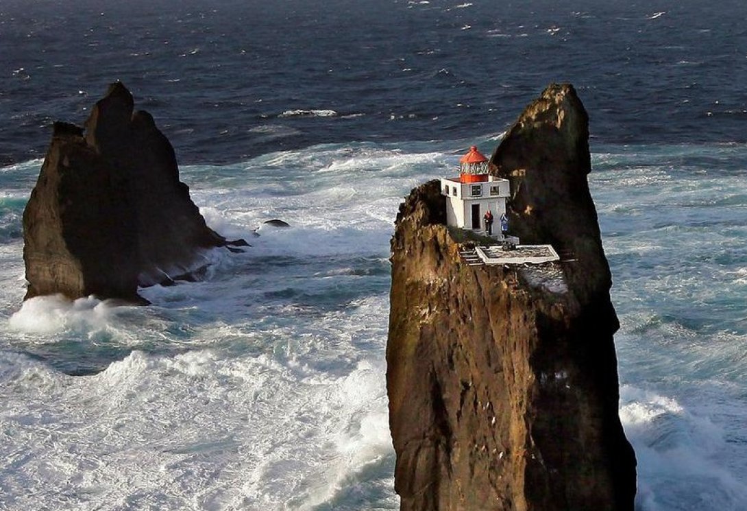 El faro de Thridrangar, Islandia.