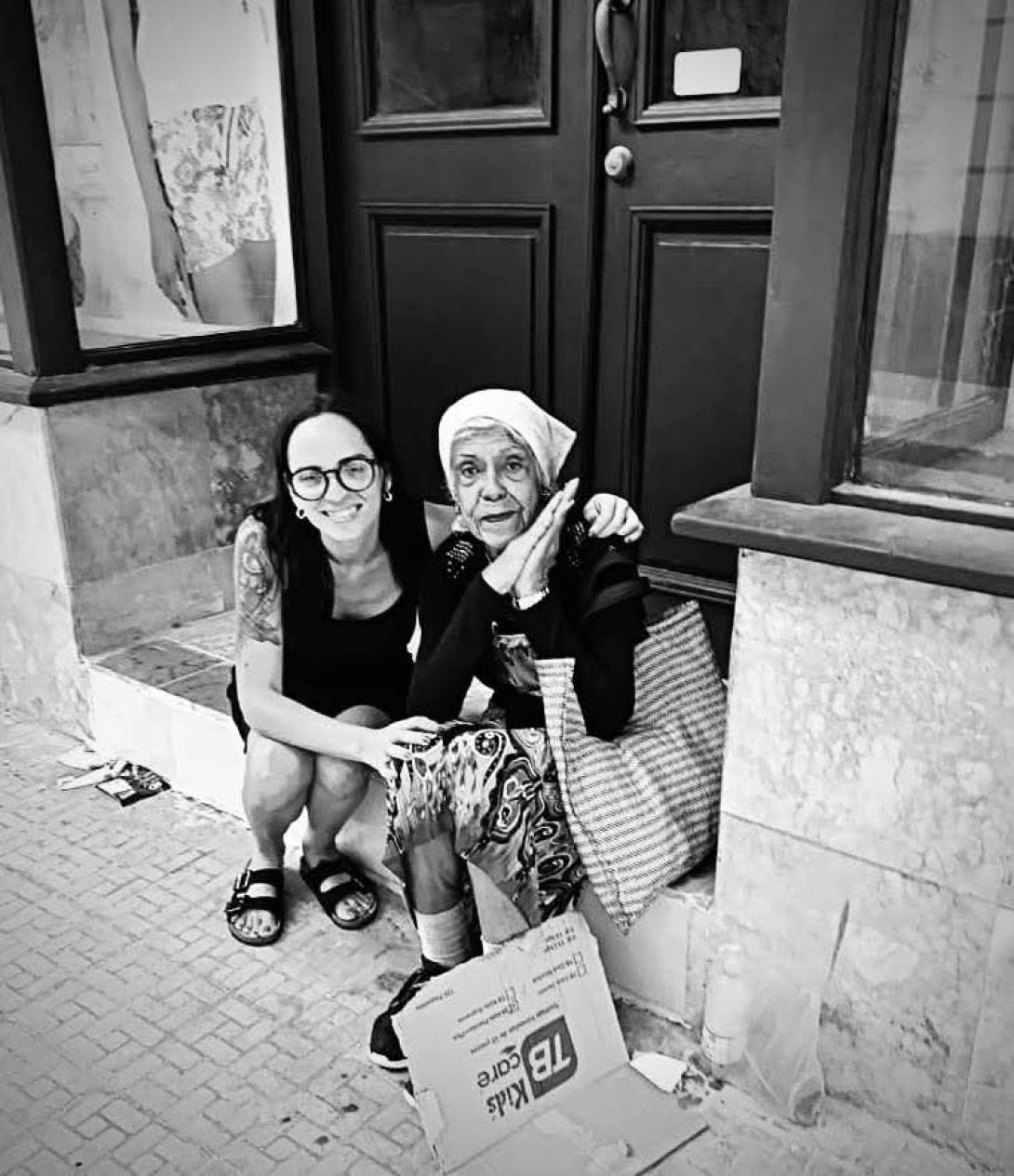 La activista cubana Daniela Peral junto a una anciana desfavorecida en las calles de La Habana.