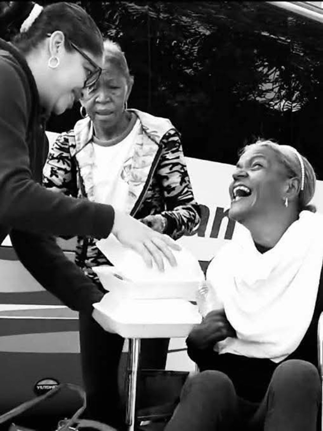 La activista cubana Lara Crofs (Yamilka Lafita) entrega alimento a personas desfavorecidas en La Habana. Foto tomada del perfil de Facebook de Lara Crofs.