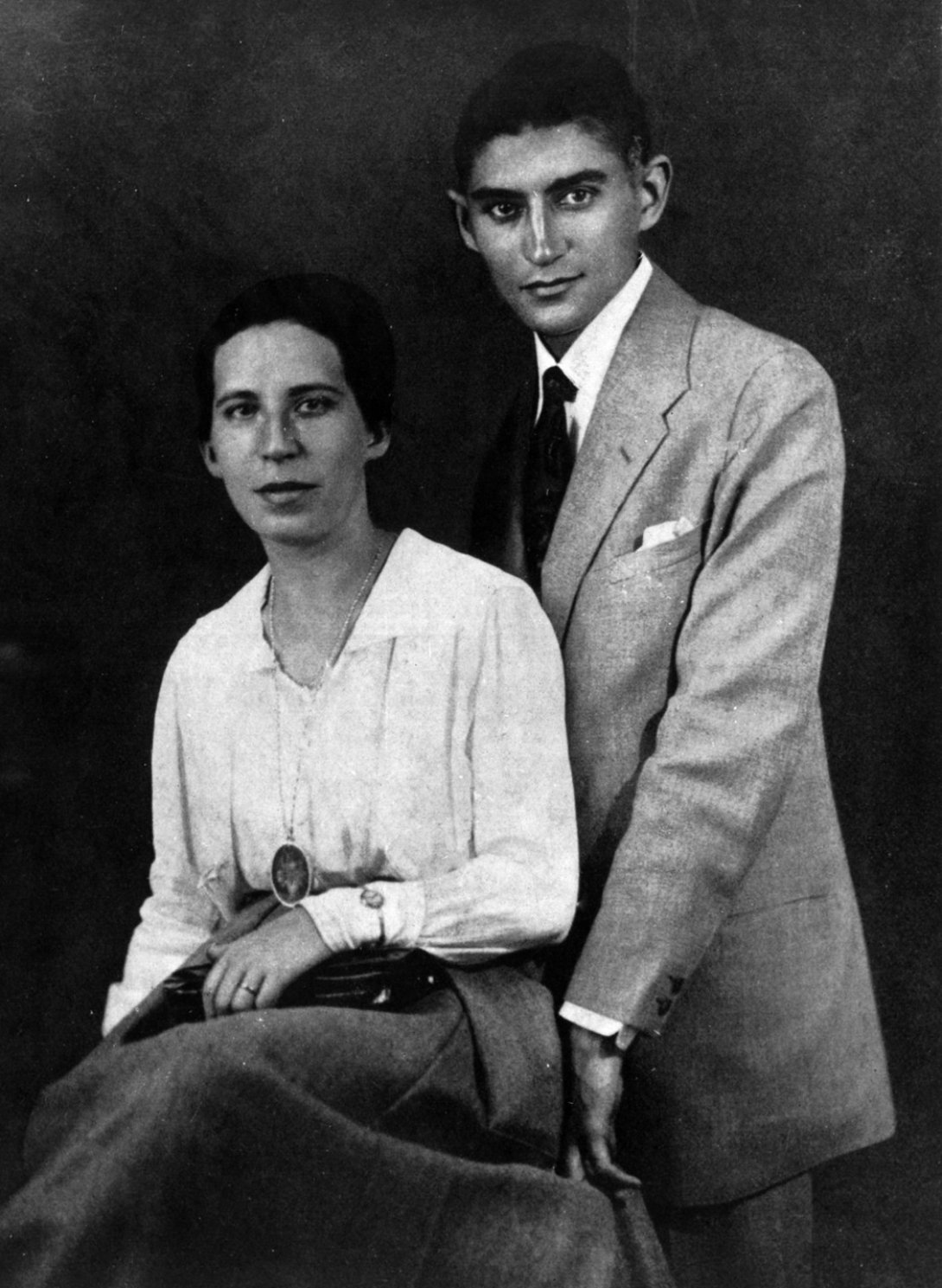 Franz Kafka y su prometida Felice Bauer. Budpaest, c. 1917.