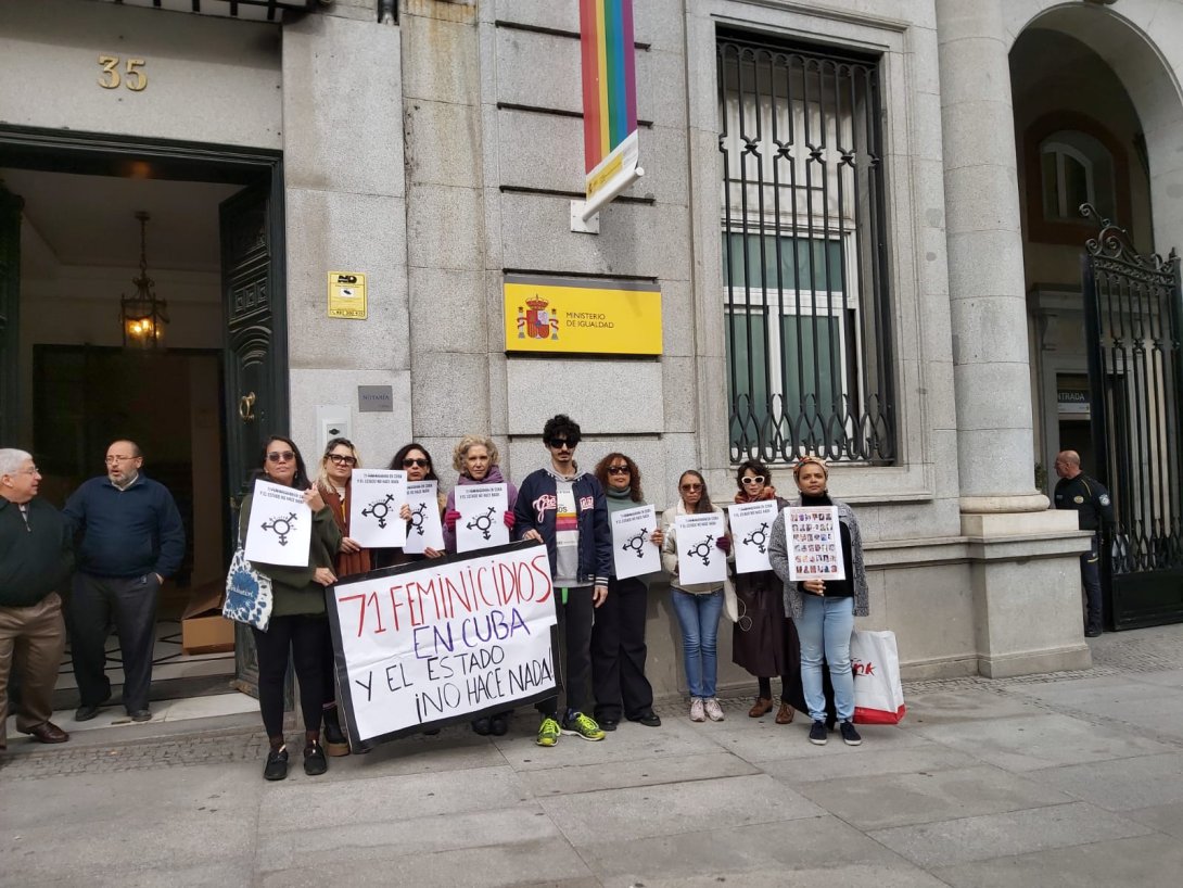 Feministas cubanas ante la sede del Ministerio de Igualdad.