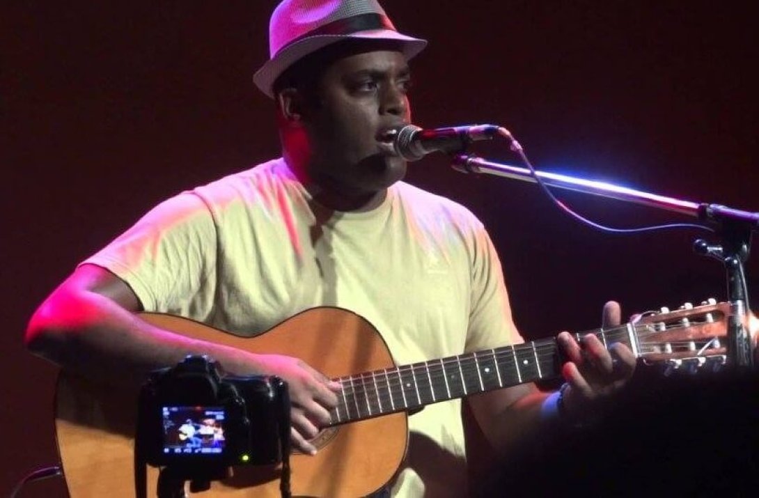 Hombre tocando guitarra