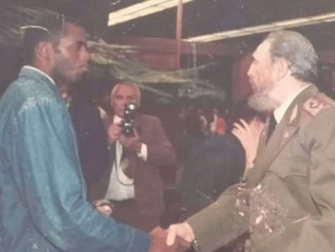 Fernando Becquer dando la mano a Fidel Castro.