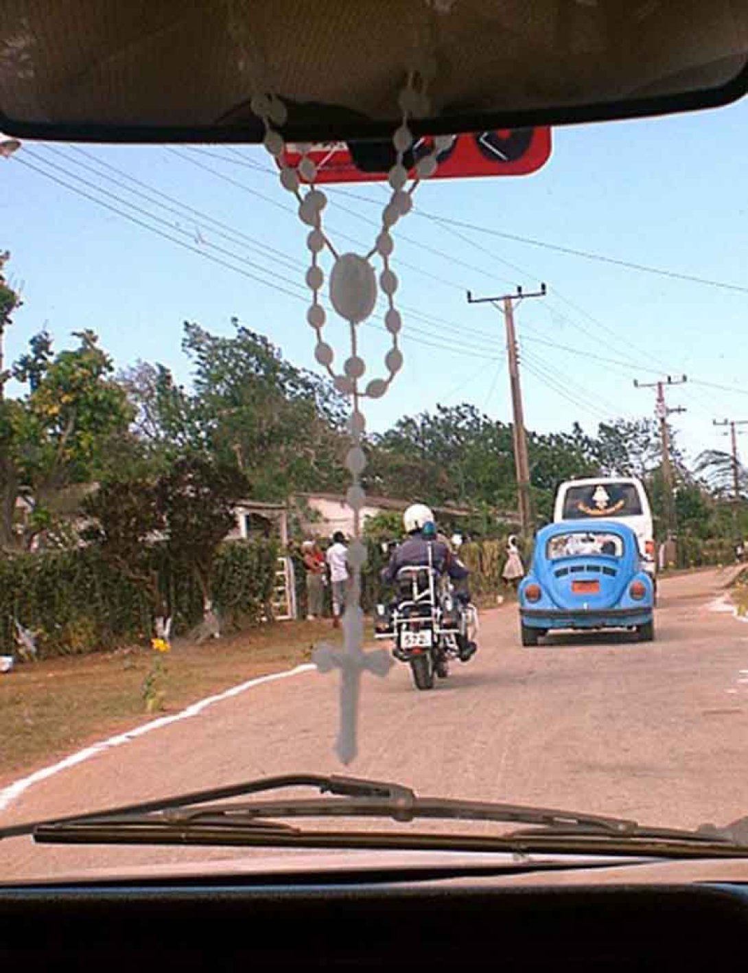 Policía y rosario religioso. Foto: ferriol Grasso