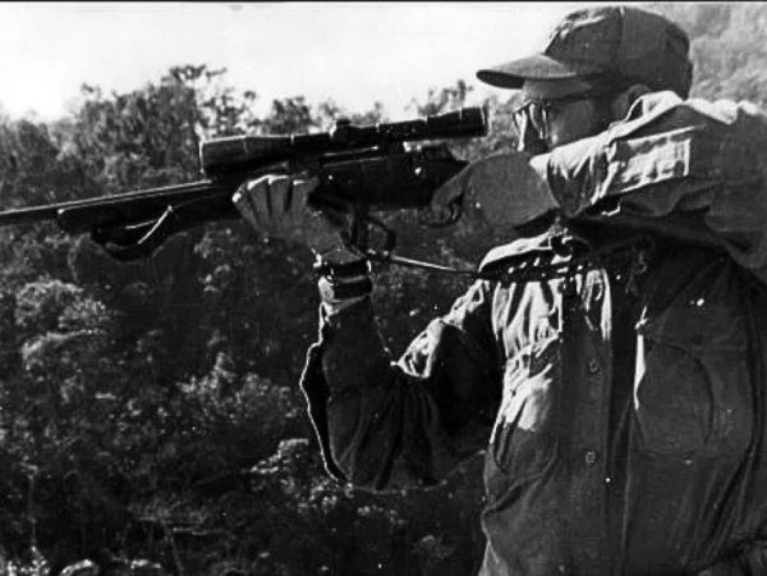 Fidel Castro empuña un fusil con mirilla telescópica en la Sierra Maestra durante la guerra contra Batista.