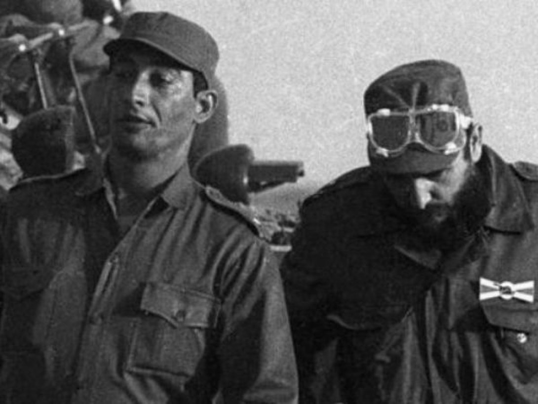 Fidel Castro y el general Arnaldo Ochoa durante la etapa de misiones militares en África.