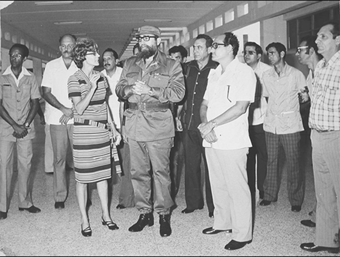Fidel Castro inaugura el Centro Nacional de Sanidad Agropecuaria (CENSA) el 1 de septiembre de 1980 junto a Rosa Elena Simeón. 