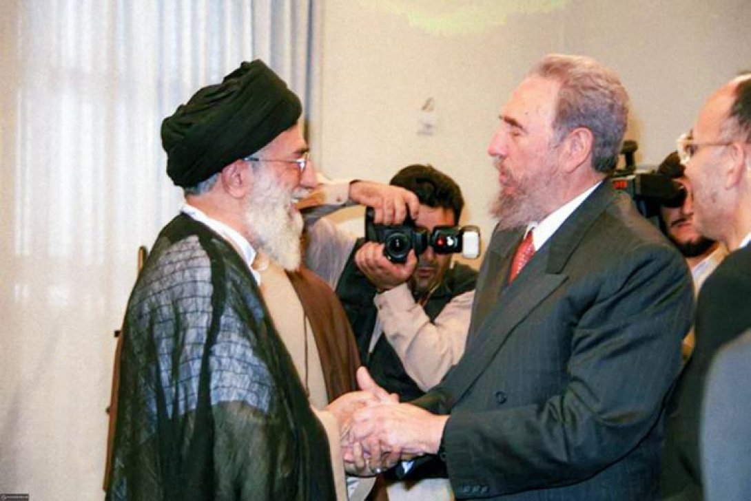 Fidel Castro y el ayatolá Alí Jameneí en Teherán (mayo de 2001).