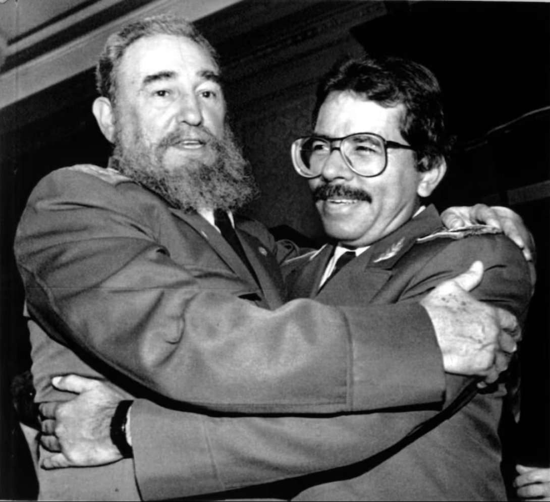 Fidel Castro y Daniel Ortega en México (1994). Foto: Reuters.