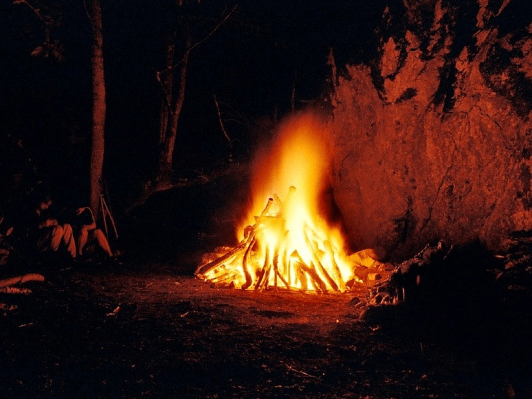 Fuego encendido en una fogata.