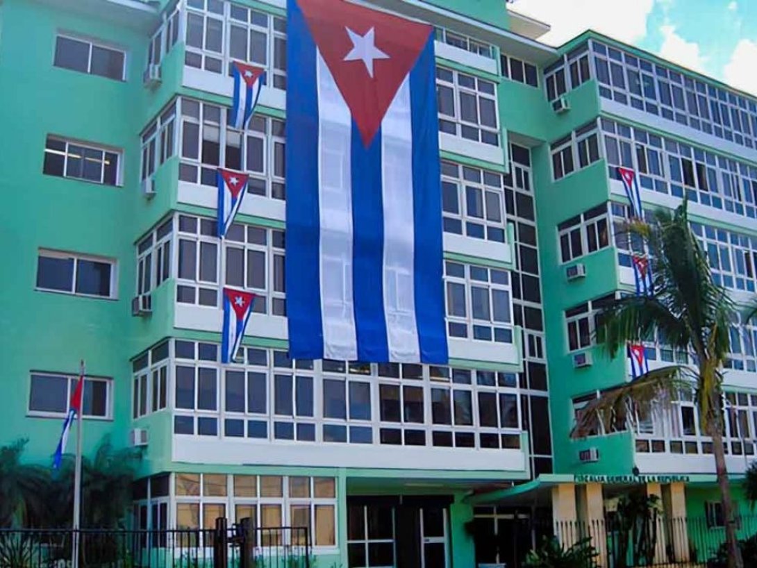 Edificio y bandera cubana. 