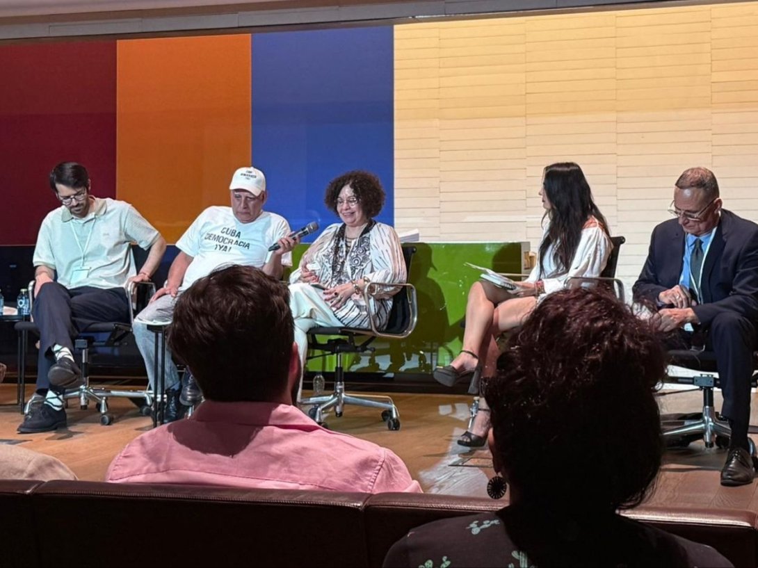 La poeta, editora y periodista cubana Iliana Álvarez, directora de "Alas Tensas" leyendo su ponencia sobre el Observatorio de Alas Tensas en el III Foro DDC: "Para la Cuba de mañana" (1 de junio de 2026).