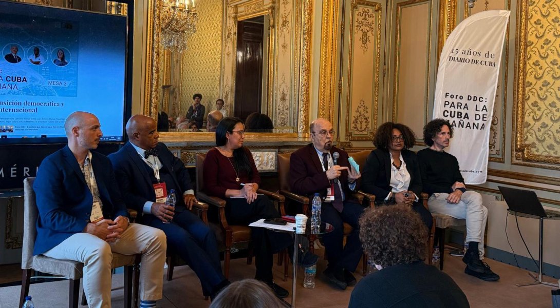 Aimel Ríos, Omar López Montenegro, Luz Escobar, Juan Antonio Blanco, Laritza Diversent y Boris González Arenas en el Foro DDC.