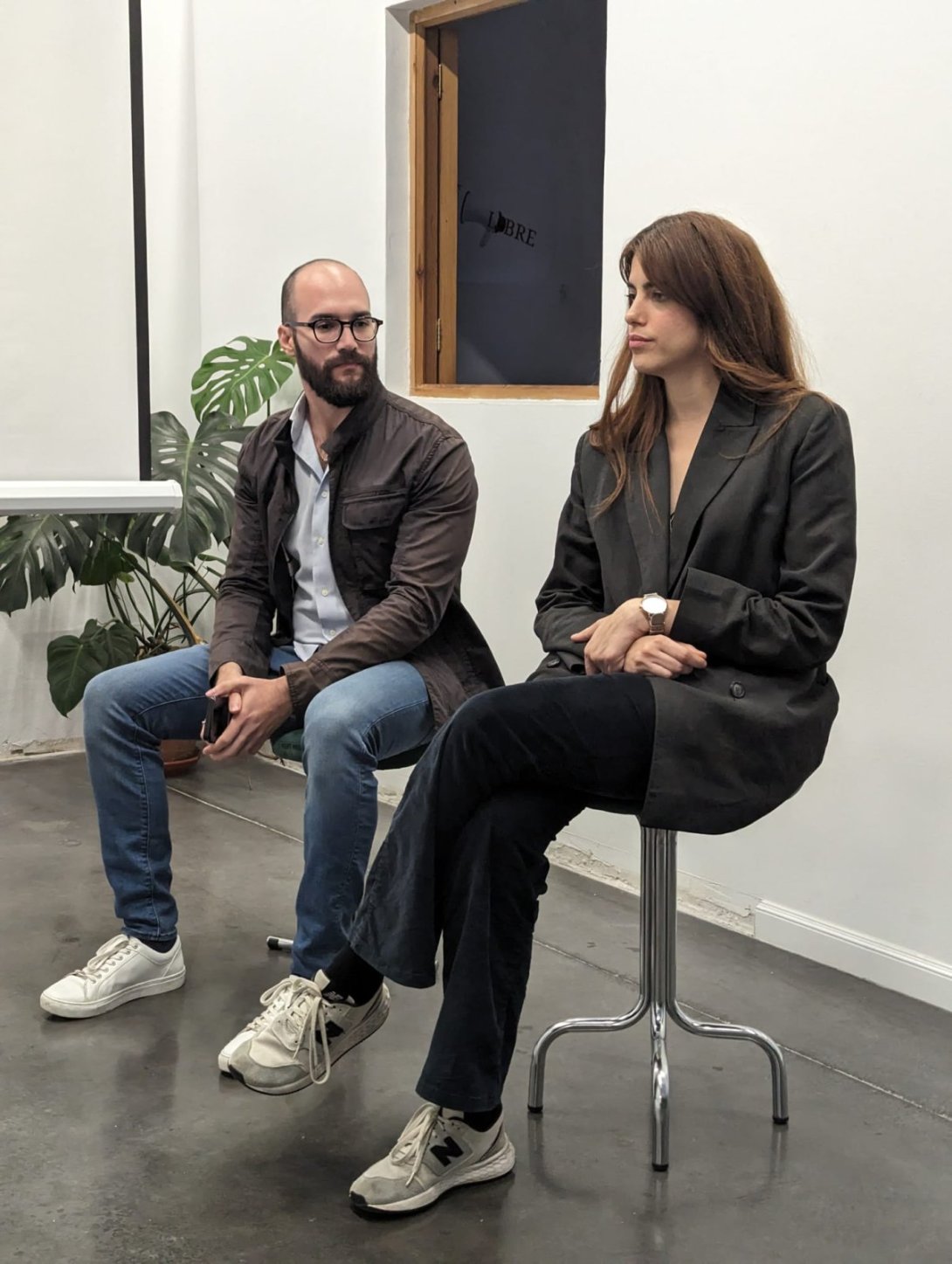 Carolina Barrero y Edgar Ariel hablan con el público.