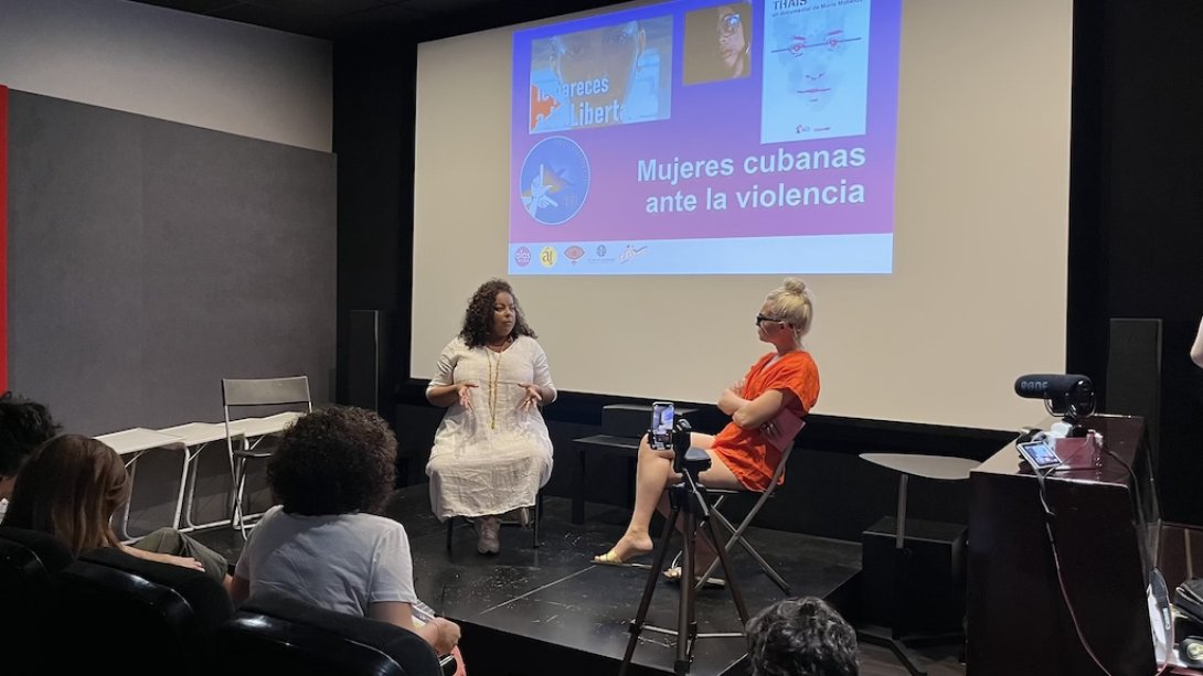 La periodista cubana María Matienzo y la feminista española Clara González.