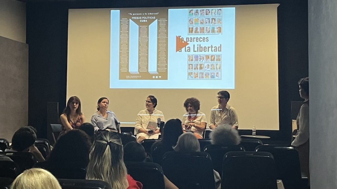 La activista Carolina Barrero, junto a las poetas cubanas Ana Rosa Díaz, Katherine Bisquet, Ileana Álvarez y Gleyvis Coro-Montanet.