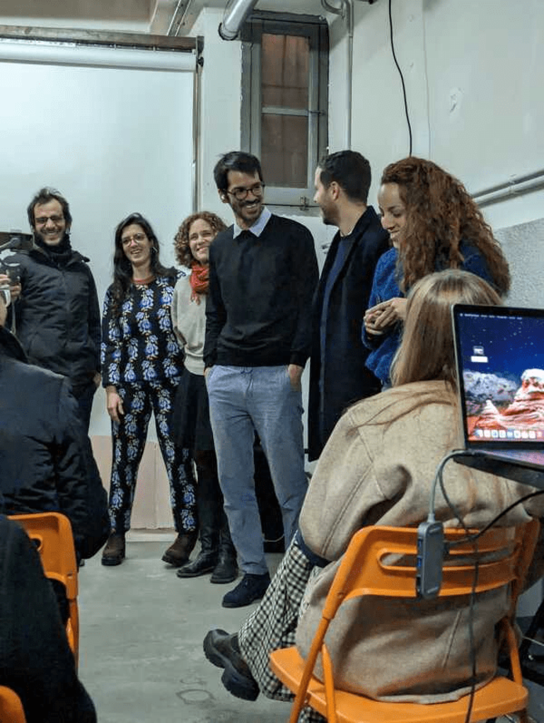 Organizadores, panelistas, artistas y público en el Foro Intemperie 2.