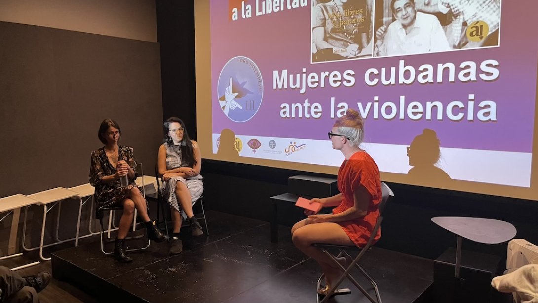 Las periodistas cubanas Marta María Ramírez y Luz Escobar junto a la feminista española Clara González.