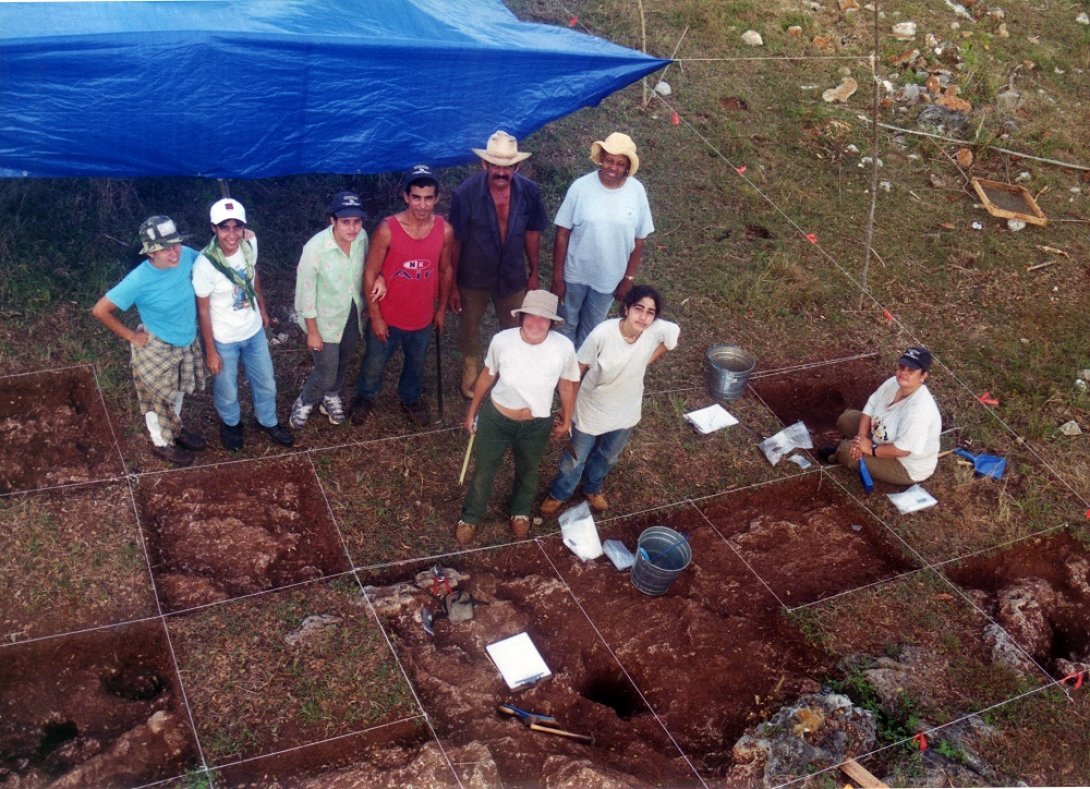 Excavación en el barracón de esclavos. Detrás, de izquierda a derecha, Dania, Anicia, Isbel y su novia, Francisco, Teresa Singleton. Delante, Svetlana y Mahé. Sentada, Lisette.
