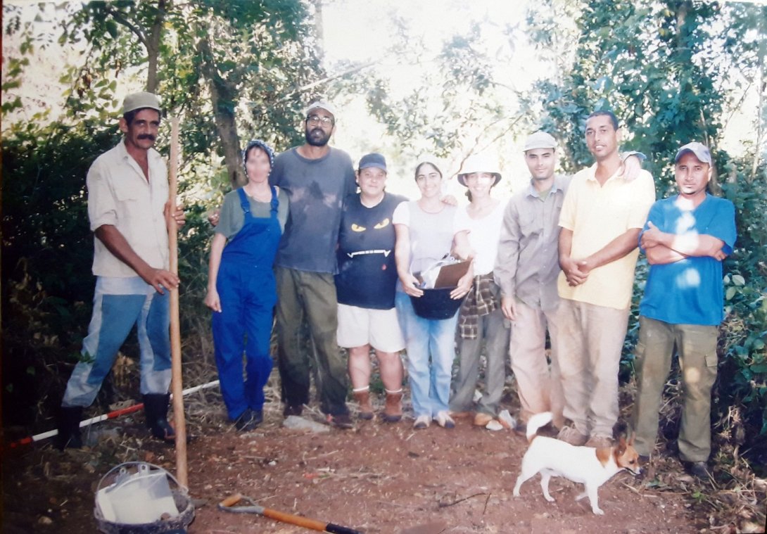 Un grupo de arqueólogos cubanos