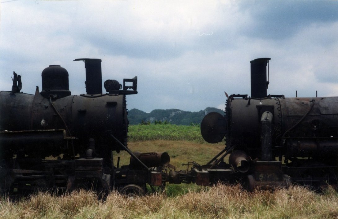 Locomotoras abandonadas en las inmediaciones de Cayajabos. Al fondo, la Sierra del Grillo.