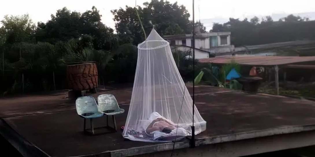 Cubano duerme en la azotea de su vivienda por el calor y los apagones. Foto: noticascuba.net.