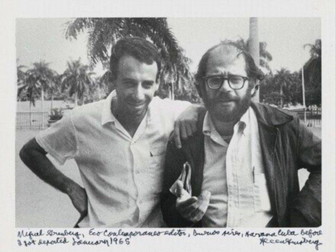 El escritor Miguel Grinberg y el poeta estadounidense Allen Ginsberg. Nota escrita por Ginsberg en la foto: "Miguel Grinberg, editor de Eco Contemporáneo, Buenos Aires, La Habana, Cuba antes que yo fuera deportado, en enero de 1965."