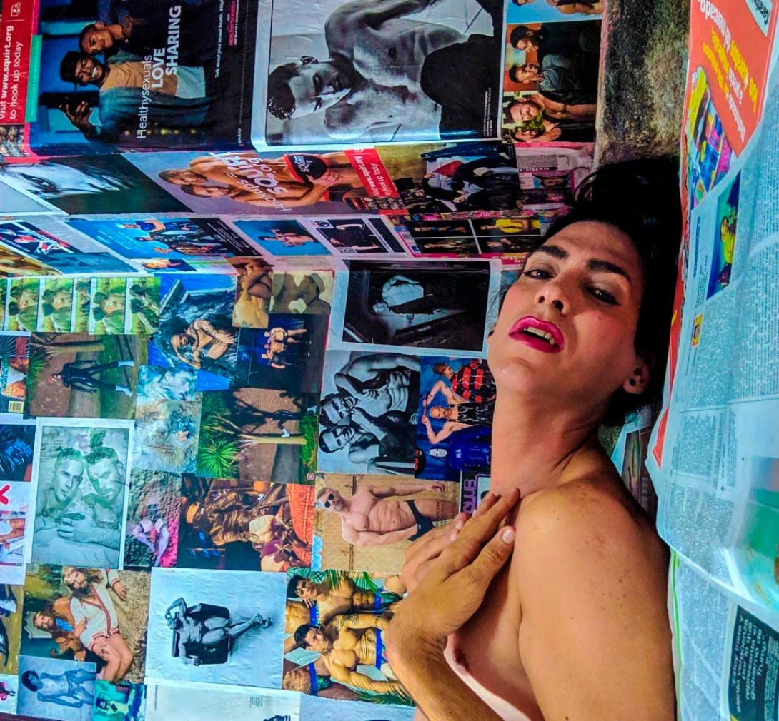 Nonardo y afiches de fondo