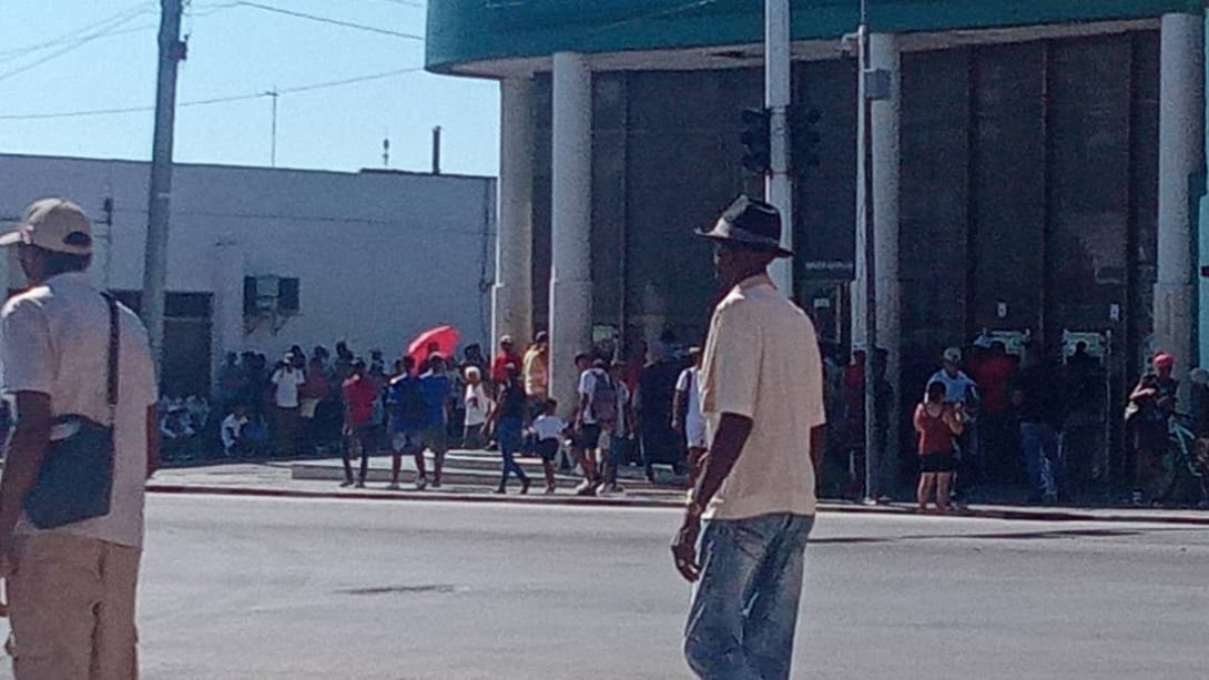 Larga cola de varias horas a las afueras de un banco en Santiago de Cuba para intentar extraer dinero en efectivo (abril de 2026).