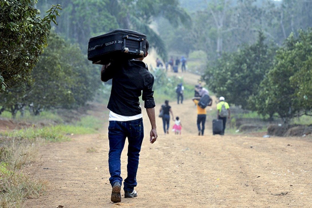 Hombre carga una maleta. Migrantes de Centro América hacia el norte.