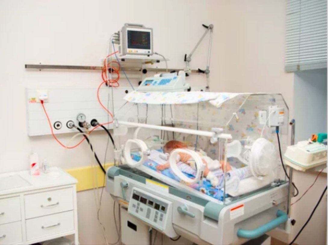 Foto de stock de bebé en una incubadora (2009). 