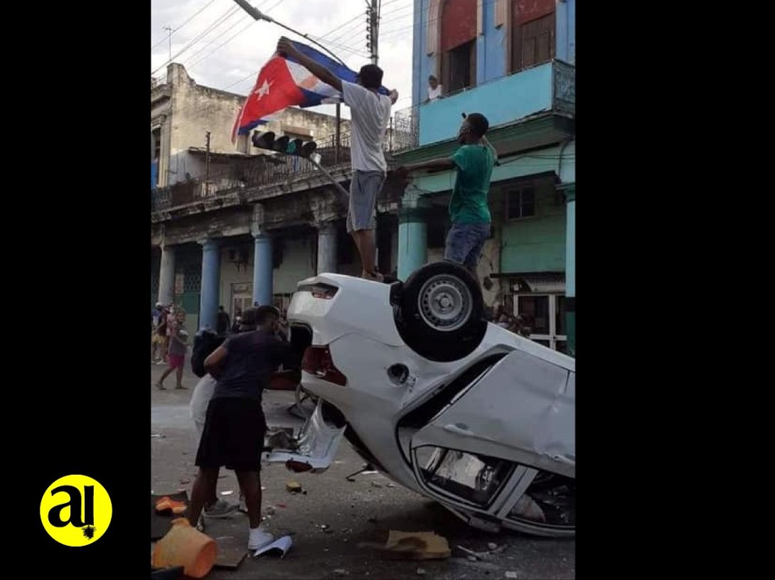 Foto símbolo de las protestas en Cuba. Patrulla volcada