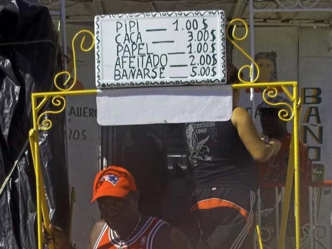 Cartel en un baño público. Foto: Francis Sánchez