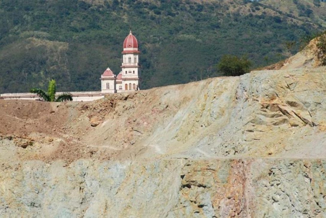 Cúpula asoma detrás de una roca. Foto: Gustavo Pérez