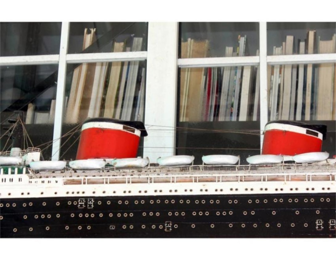 Barco y ventana con libros. Foto: Francis Sánchez