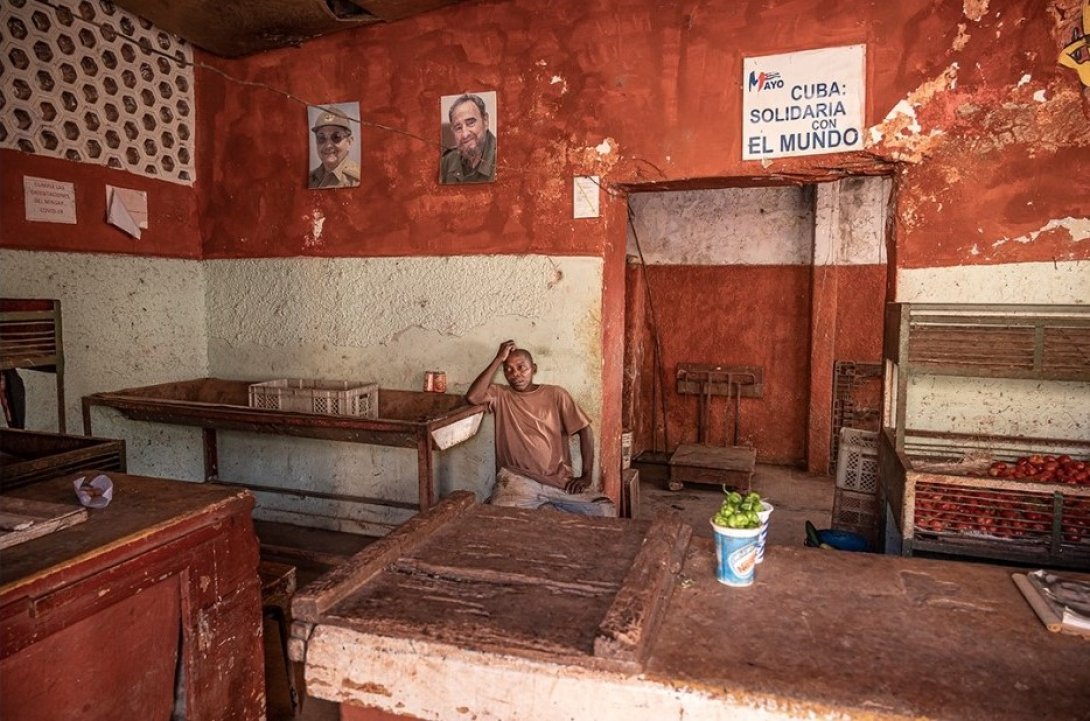 "Tienda vacía, Cuba" (2024), de la fotógrafa británica Jo Kearney, premiada en el concurso Pink Lady Food Photographer.