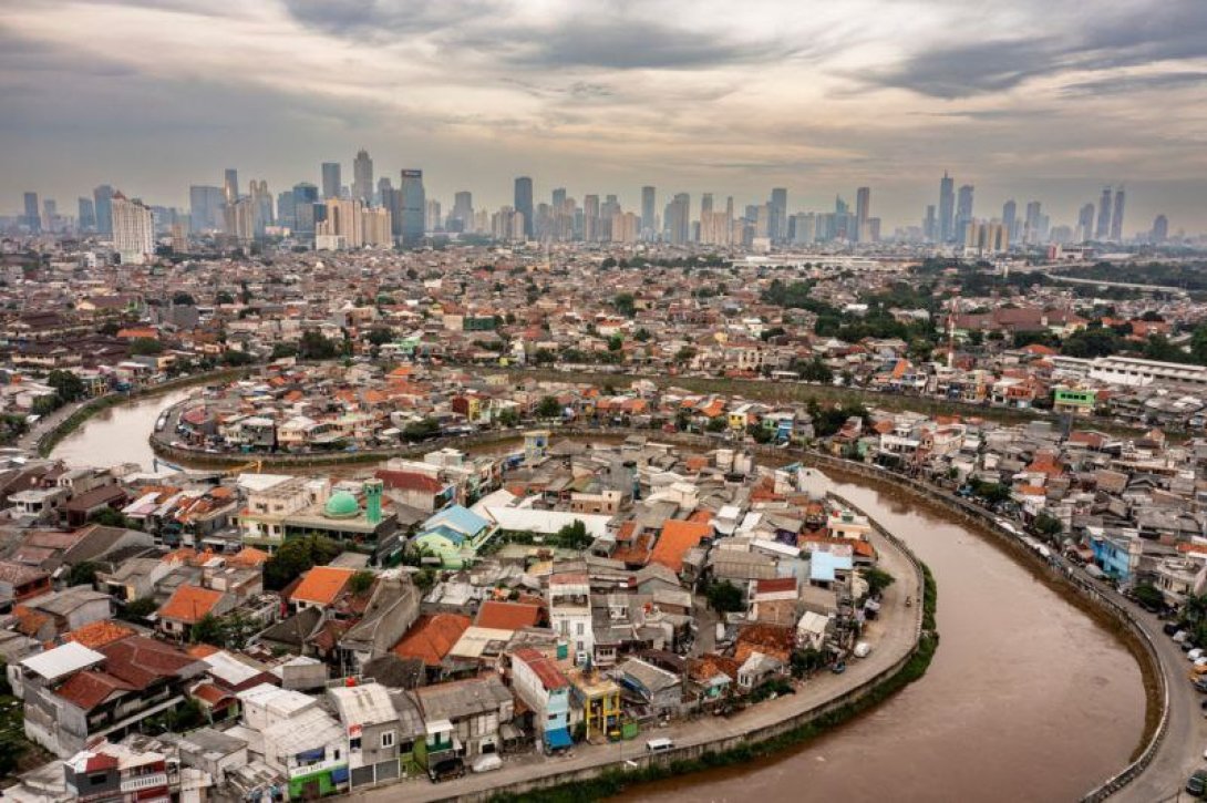 Río en una ciudad contaminada.