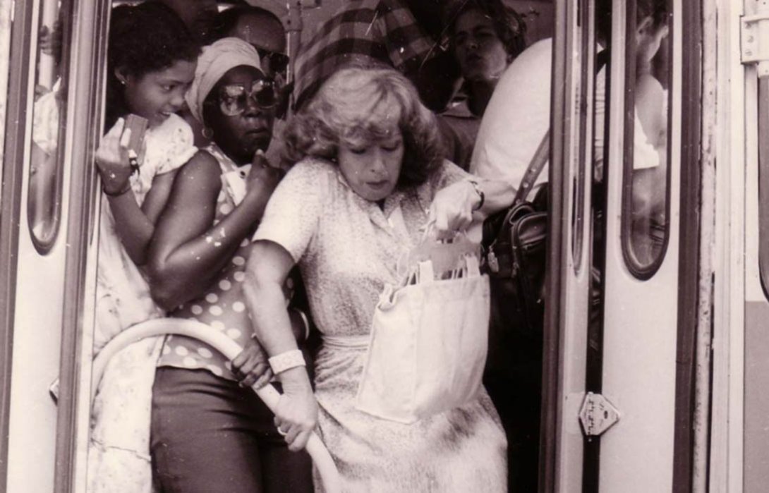Fotograma de la película Se permuta (1984), de Juan Carlos Tabío.